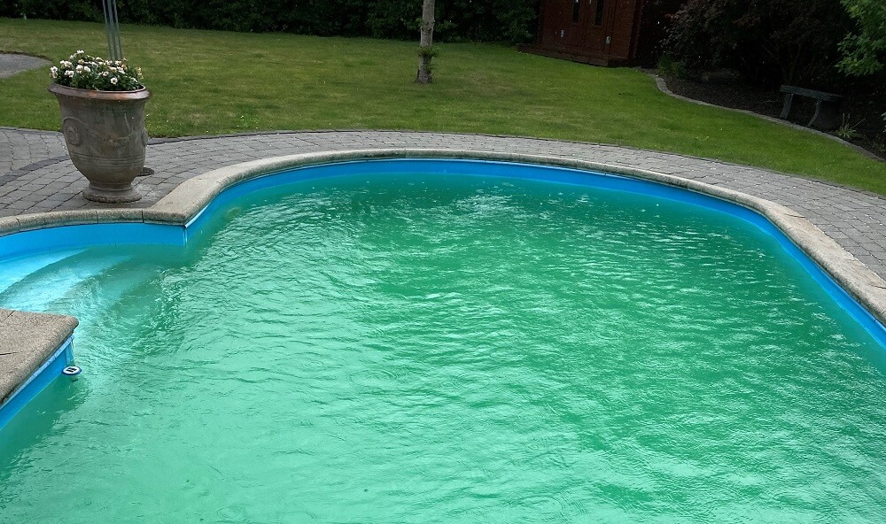 Hvordan får jeg klart vand i en grøn pool? - Få hjælp her