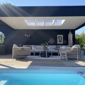 Cocktail pool med buet hjrne trappe ved terrasse galleri