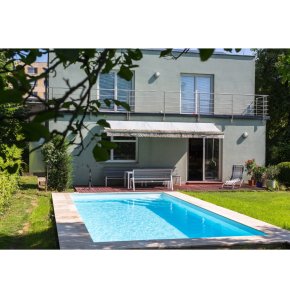 PP pool foran hus med terrasse