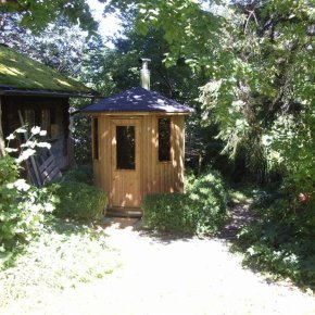 vertikal t�nde sauna med br�ndeovn ved skur