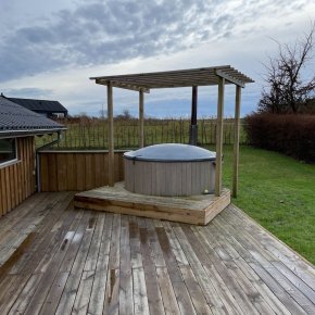 Vildmarksbad Deluxe med glasfiber l�g med indbygget br�ndeovn