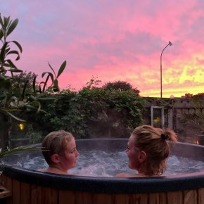 2 personer nyder bobler i vildmarksbad