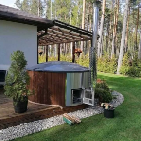 Vildmarksbad Deluxe med glasfiber l�g med indbygget br�ndeovn