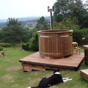 Vildmarksbad i thermowood med udvendig br�ndeovn