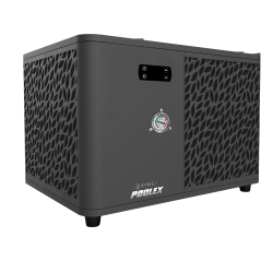 Varmepumpe set skr�t forfra p� hvid baggrund. Pumpen er sort med en gitterfront p� den h�jre front.