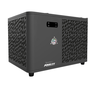 Varmepumpe set skr�t forfra p� hvid baggrund. Pumpen er sort med en gitterfront p� den h�jre front.