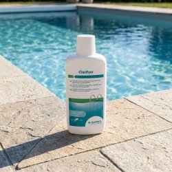 Clarifyer, bayrol, mod alger i pool, 1 liter, milj�, st�r p� poolkant med pool i baggrund