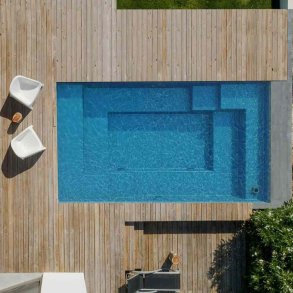 Keramisk Glasfiber Thalia Cocktail Pool - 3,9 x 2,3 x 0,8 m - set forfra p� hvid baggrund (Varenr. THALIA - 15908)